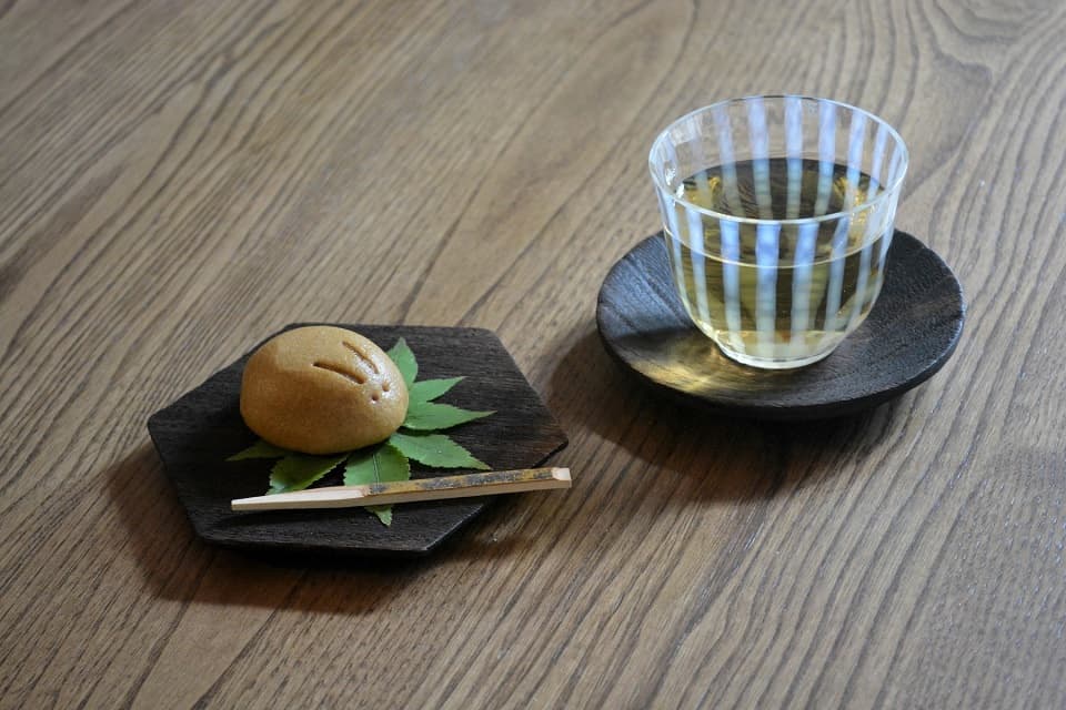 六角トレー × 一文字茶托 × 大正浪漫硝子・冷茶 (十草) ＜岩本清商店 × 廣田硝子＞ ｜ 暮らしのほとり舎