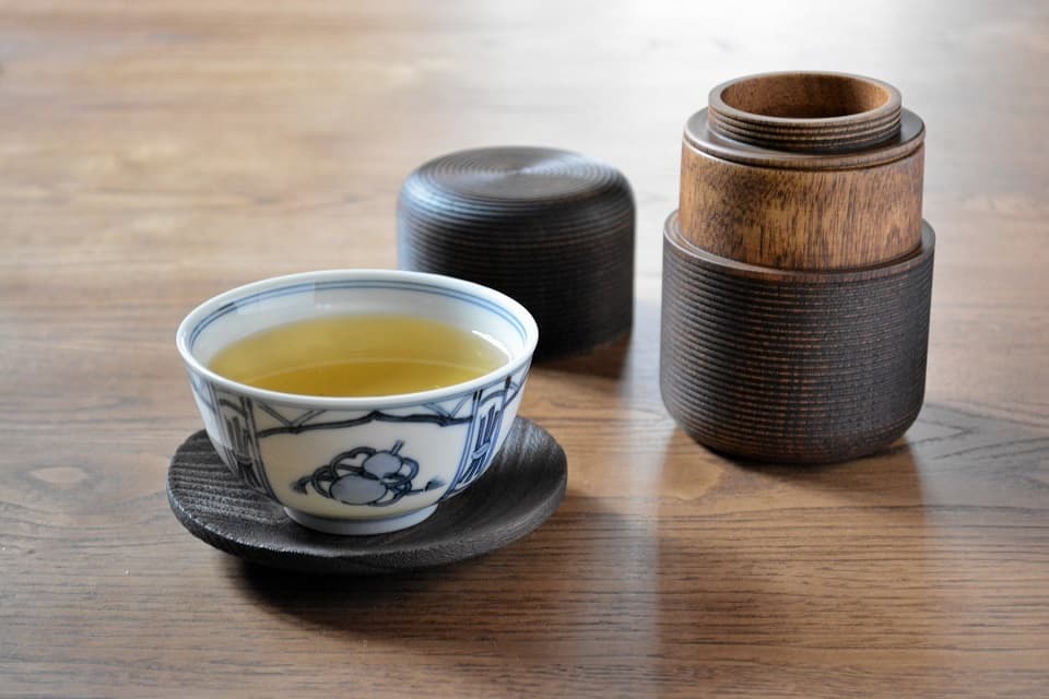 一文字茶托 × 茶筒 Karmi (フキ) ＜岩本清商店 × 我戸幹男商店＞ ｜ 暮らしのほとり舎