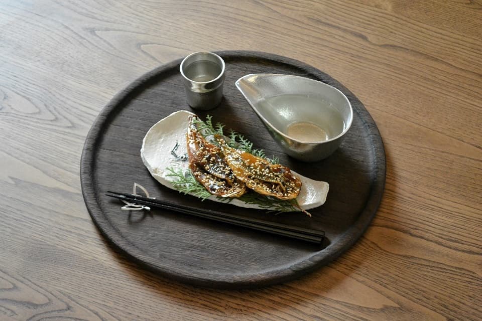ぐい呑み 竹 (銀) × 片口 (中) × 丸盆 ＜能作 × 岩本清商店＞ ｜ 暮らしのほとり舎