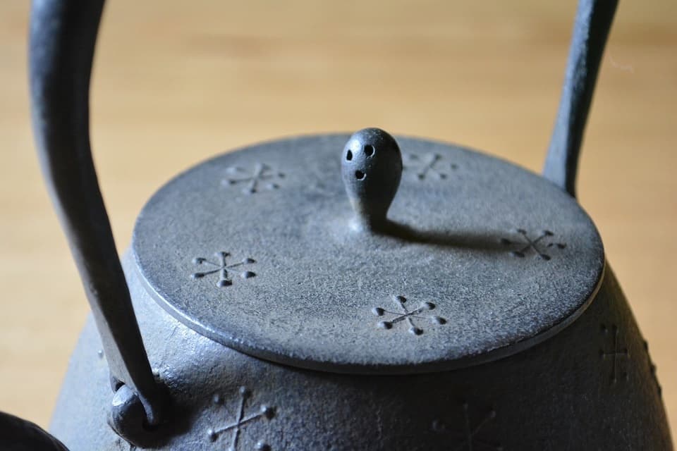 風花鉄瓶 蓋つまみ細工 ＜鈴木盛久工房＞ ｜ 暮らしのほとり舎