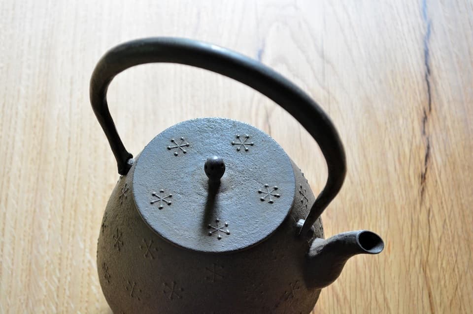 風花鉄瓶 持ち手 無垢鉉 <鈴木盛久工房> | 暮らしのほとり舎