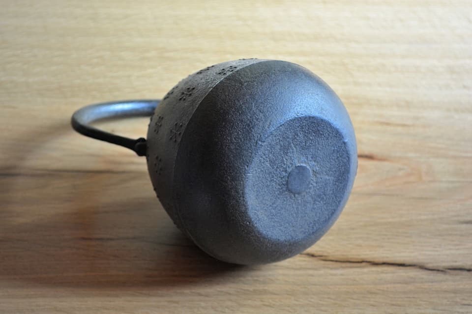 風花鉄瓶 伝統的製作技法の証・へそ (焼型鉄瓶) <鈴木盛久工房> | 暮らしのほとり舎