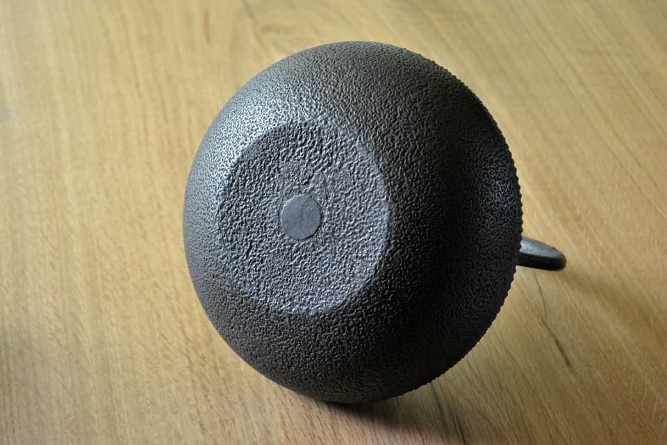 霰紋玉形鉄瓶 伝統的製作技法の証・へそ (焼型鉄瓶) ＜鈴木盛久工房＞ ｜ 暮らしのほとり舎