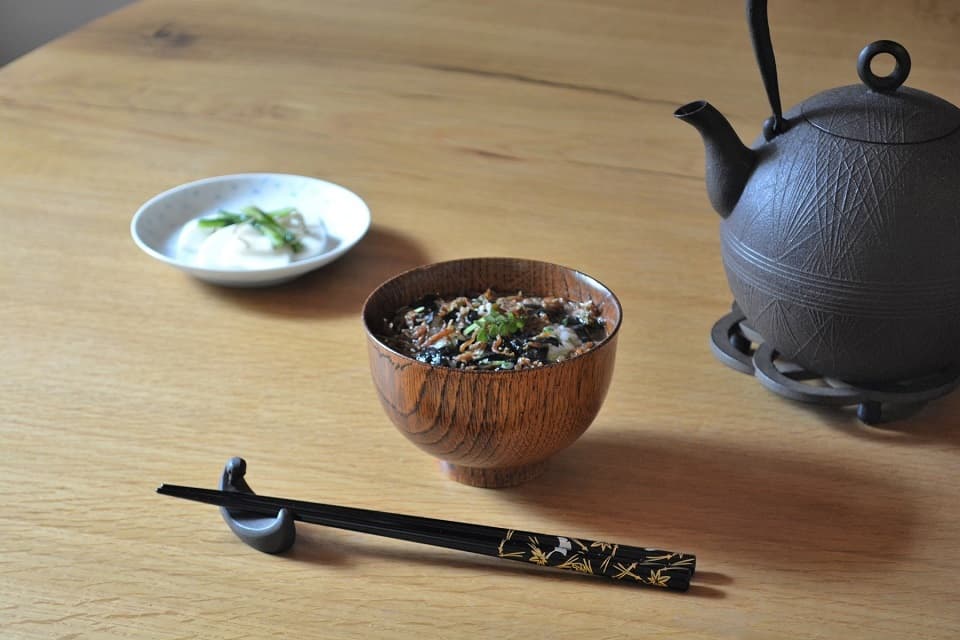 水鳥箸置き × 輪島うるし箸 (秋の色・黒) ＜鈴木盛久工房 × 橋本幸作漆器店＞ ｜ 暮らしのほとり舎