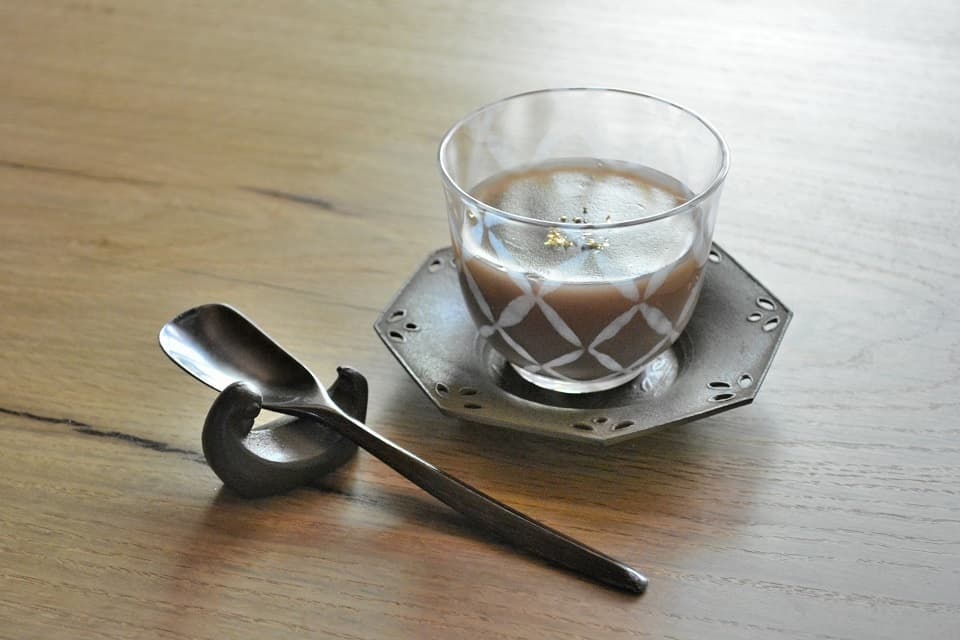 水鳥箸置き × 八角茶托 × 大正浪漫硝子「冷茶・つなぎ格子」× 水ようかん ＜鈴木盛久工房 × 廣田硝子＞ ｜ 暮らしのほとり舎