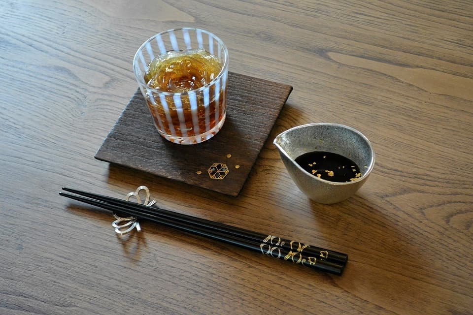 輪島うるし箸 雪月風花 (波の鳥・黒) × 箸置き (松) ＜橋本幸作漆器店 × 能作＞ ｜ 暮らしのほとり舎