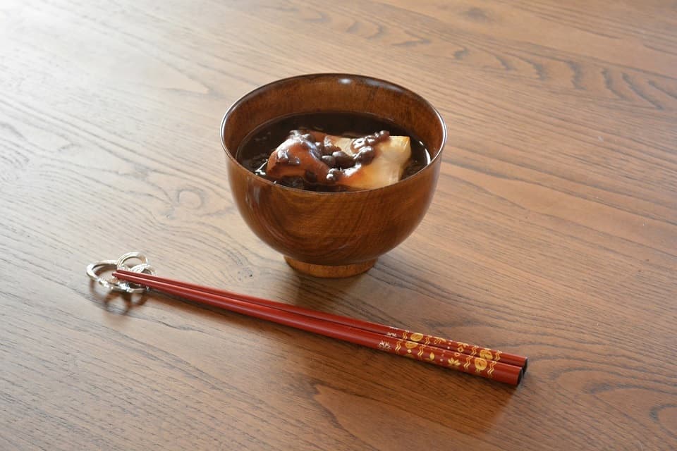 箸置き (梅) × 輪島うるし箸 雪月風花 (雪遊び・朱) ＜能作 × 橋本幸作漆器店＞ ｜ 暮らしのほとり舎