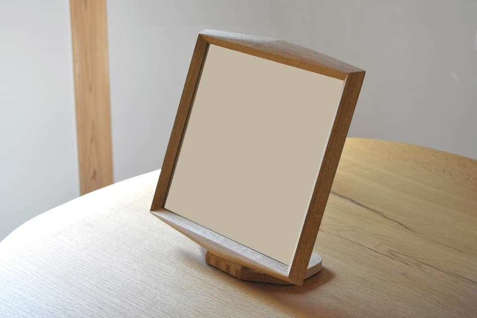 国産楢材から手作りされる木製ミラー(Mirror&Stand)<ヨシタ手工業デザイン室>