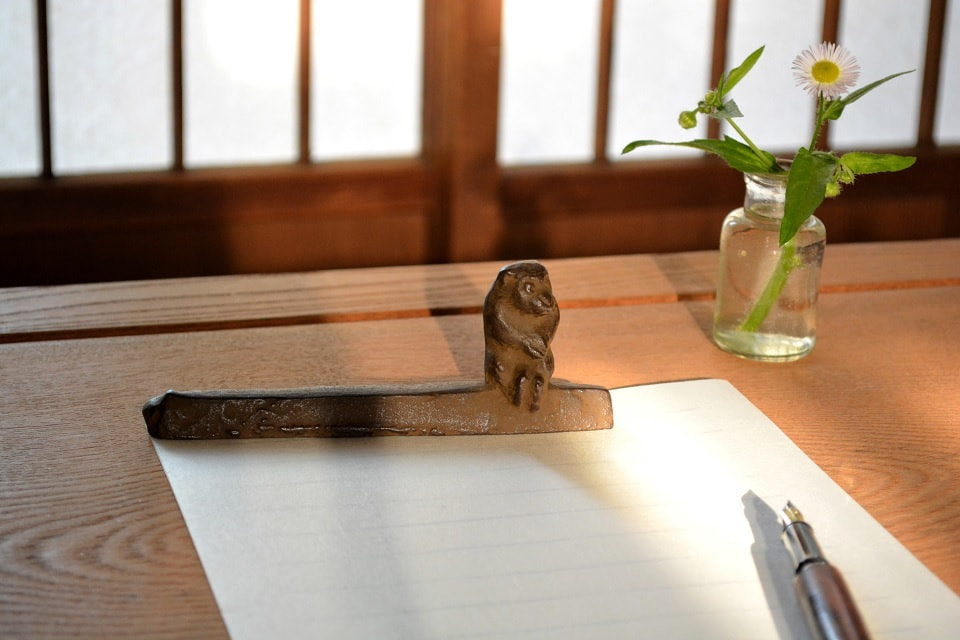 のんびりと日向ぼっこを楽しんでいるかのよう（申文鎮）＜鈴木盛久工房＞