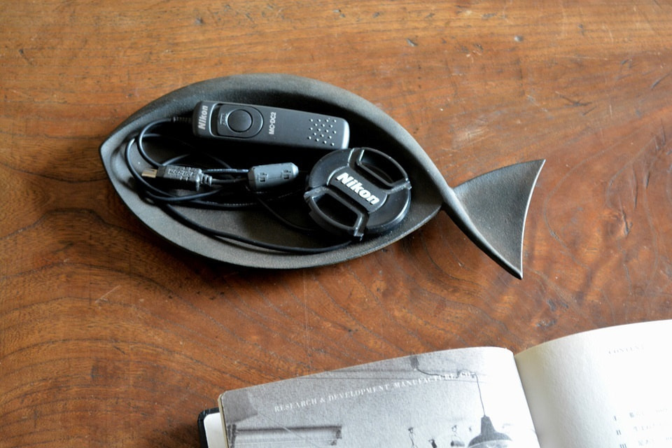 カメラアクセサリーやモバイルアクセサリーを乗せて（魚飾皿）