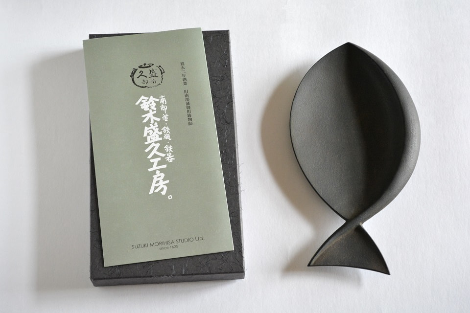高級感のある化粧箱入り（魚飾皿）＜鈴木盛久工房＞