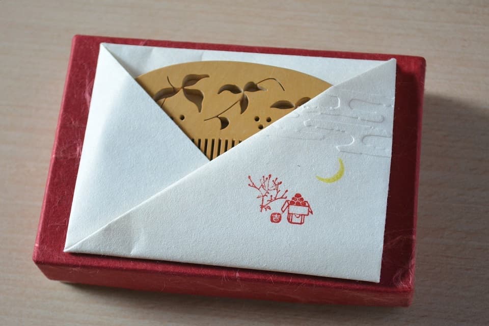 「霞」エンボッサー × 遊楽の印「三日月」 櫛入れ|暮らしのほとり舎