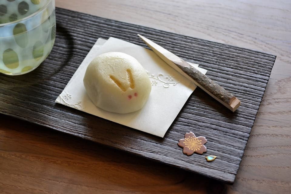 「唐草」エンボッサー × ちょこっとトレー(桜蒔絵) ＜工房 蓮 × 岩本清商店＞｜暮らしのほとり舎