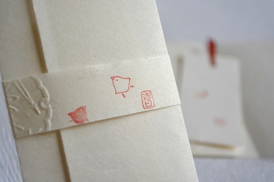 「松竹梅」エンボッサー × 遊楽の印「ちどり (赤・白)」 帯｜暮らしのほとり舎