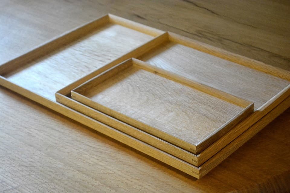重ねやすく持ち上げやすい楢材のトレイ ＜ヨシタ手工業デザイン室＞｜暮らしのほとり舎