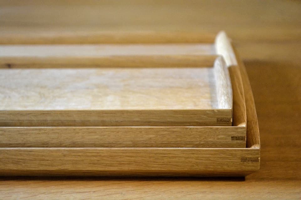 シャープな直線とゆるやかなカーブが美しい国産楢材のトレイ ＜ヨシタ手工業デザイン室＞｜暮らしのほとり舎
