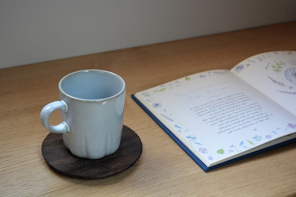 白詰草|ティーカップ(乳白)×丸トレー<4th-market×岩本清商店>