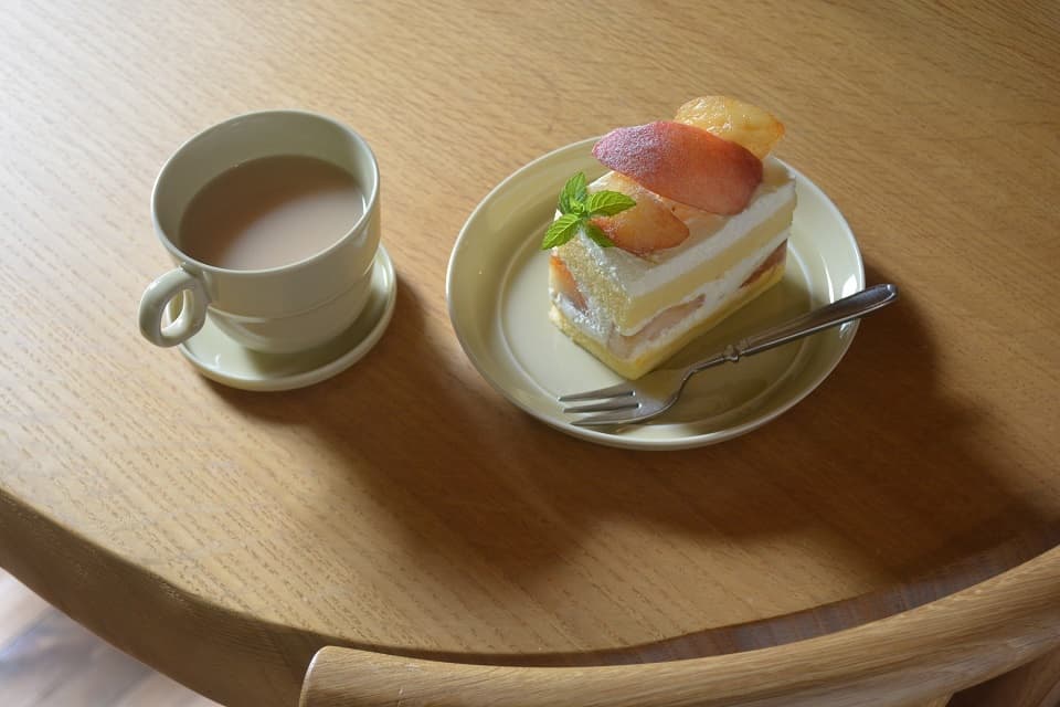 プレート175・マグ90・フタ90 (アイボリー) × カフェオレ＆ケーキ ＜ヨシタ手工業デザイン室＞｜暮らしのほとり舎