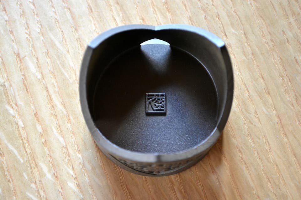 蓋置「万華鏡」 裏面・刻印 ＜鈴木盛久工房＞ ｜ 暮らしのほとり舎