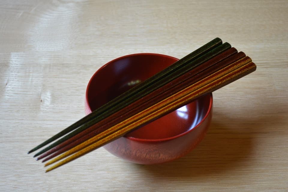 輪島うるし箸「WABI SABI」とヨシタ手工業デザイン室の山中漆器汁椀「ふーわん」