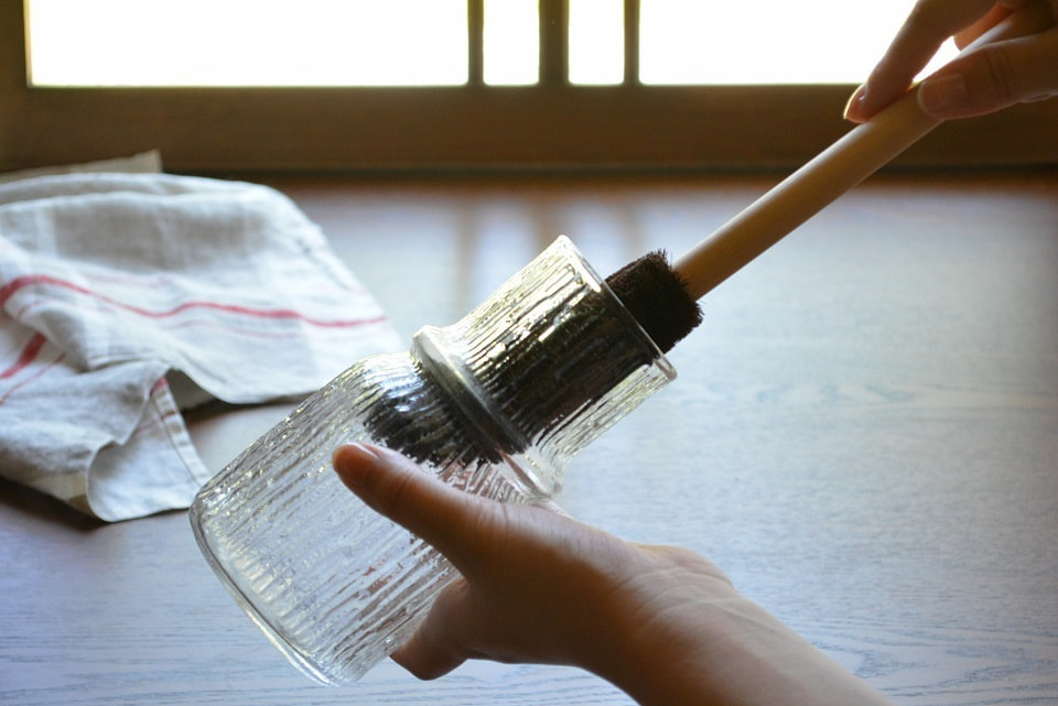【使用イメージ】花瓶の底洗いに（柄付き棕櫚たわし・水筒細長）