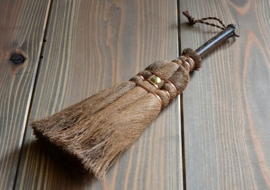 竃の神・荒神様の名を取って呼ばれる「荒神箒」(3玉荒神箒・ダルマ中)<山本勝之助商店>