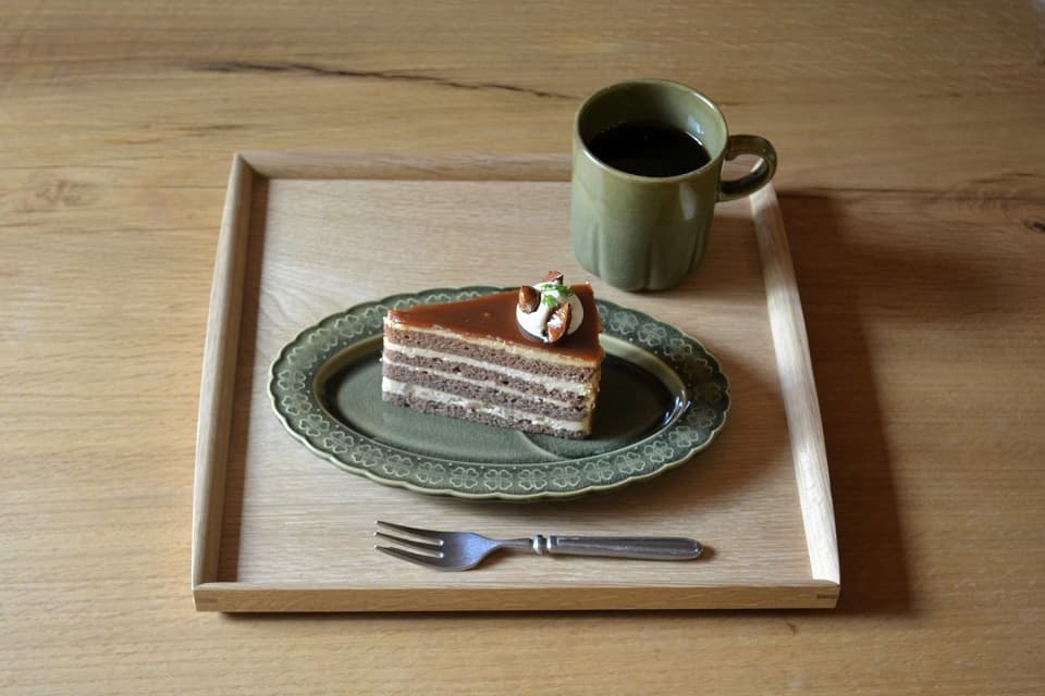カフェタイムにもお食事にもちょうど良いサイズ感の「中」サイズ【国産楢材のトレイ】
