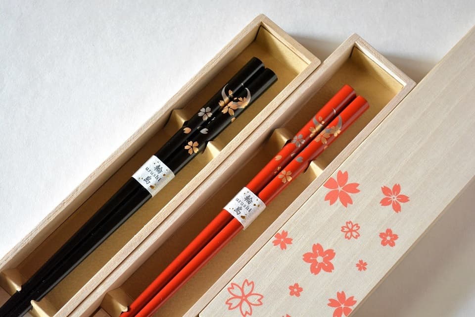 桐箱入りの輪島うるし箸「雪月風花」（宵桜）。色は “黒” と “朱” の２種類ございます。