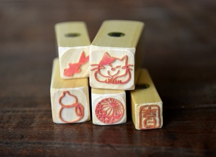 遊楽の印「金魚 (赤)・ねこちゃま・瓢 (紐つき)・手毬・吉日 (朱文短冊枠)」