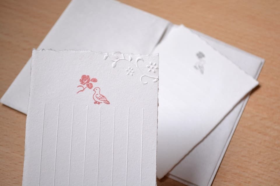 【便箋】遊楽の印「赤椿 (枝付)・鳩 (父)」× エンボッサー「唐草文・罫線」