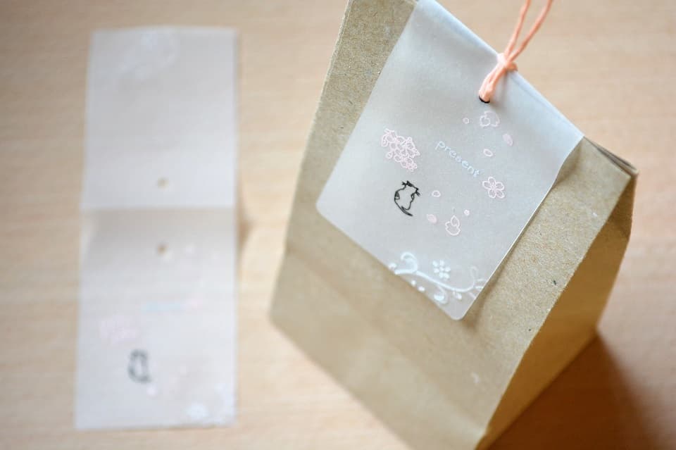【タグ】遊楽の印「桜・さくら花びら・ちび桜・present・ぶちねこ」× エンボッサー「唐草文」