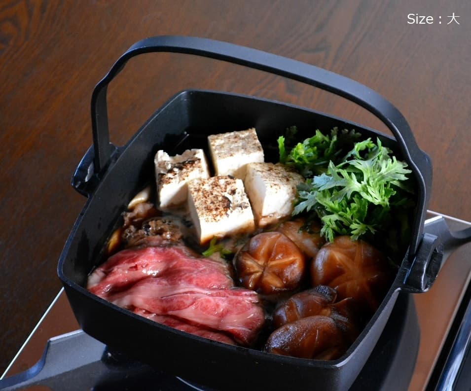 継ぎ足して食材を入れても温度が下がりにくい肉厚の「鉄鍋」は、すき焼きにぴったり。グリル鍋としても◎
