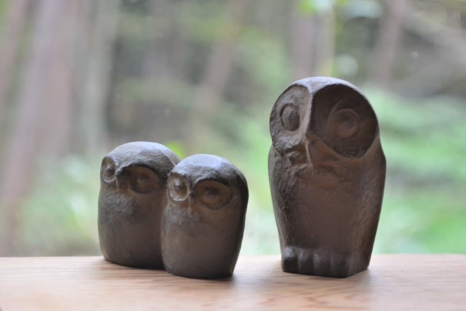 苦労知らず（不苦労）で福を呼ぶ鳥（福来郎）とも呼ばれる縁起の良い鳥「ふくろう」の文鎮。贈り物にも最適です。