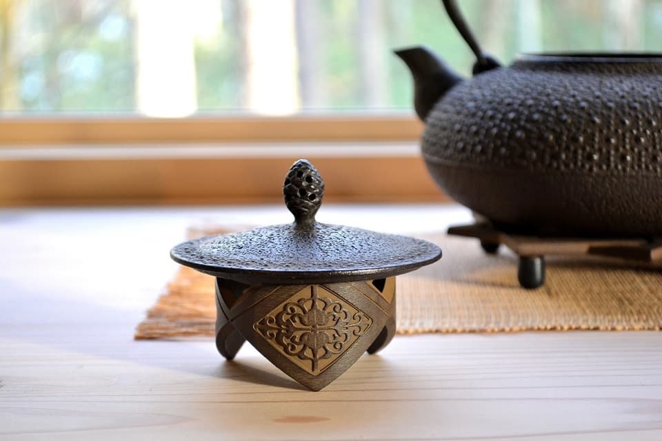 鉄瓶の丸い蓋はそのまま置いておくと転がって落としてしまうリスクがありますが、この「蓋置き」を使えば安心です