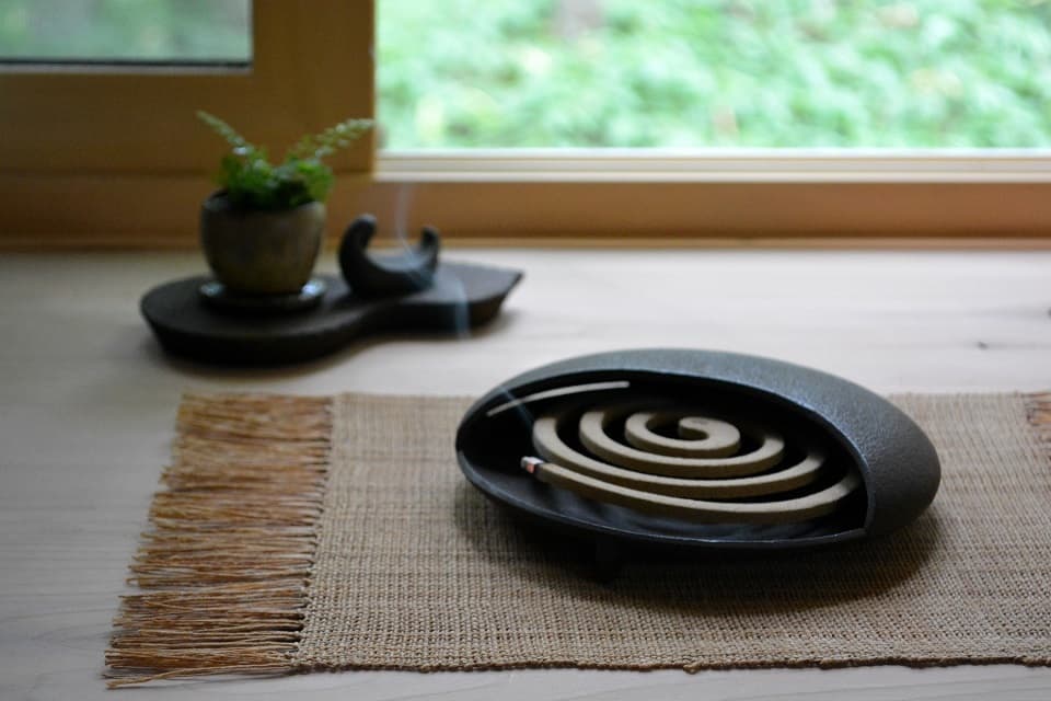 蚊取り線香をおしゃれにスマートに。別売の「蚊遣り棒」をあわせれば吊り下げても使えます【蚊遣り】