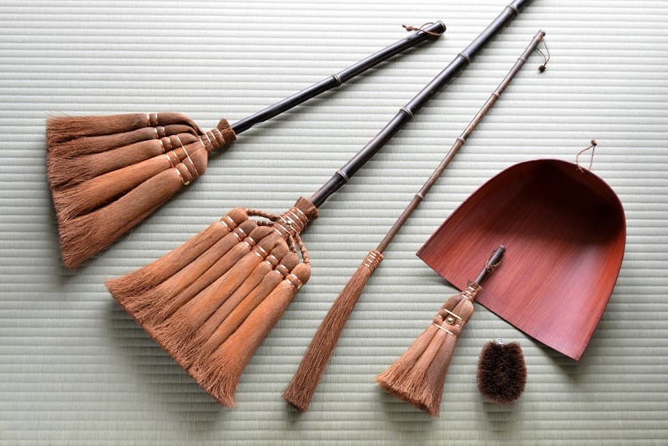普段のお掃除から大掃除まで大活躍の皮巻き長柄箒「６点セット」。【画像：７玉 長柄箒 (皮巻き) / ６点セット】