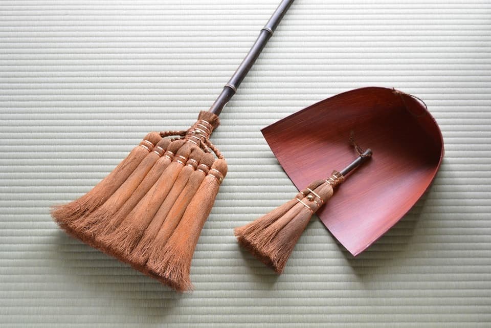 毎日のお掃除にぴったりの「３点セット」。【画像：７玉 長柄箒 (皮巻き) / ３点セット】