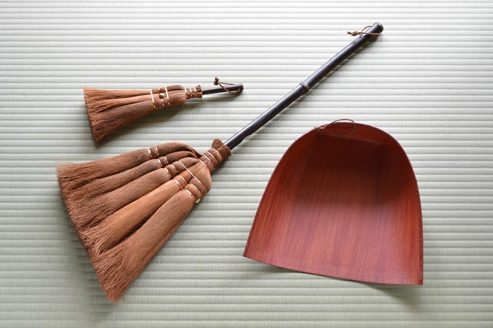 毎日のお掃除や気になる所をサッとお掃除するのにぴったりの手箒「３点セット」。【画像は、“皮巻き” タイプ】