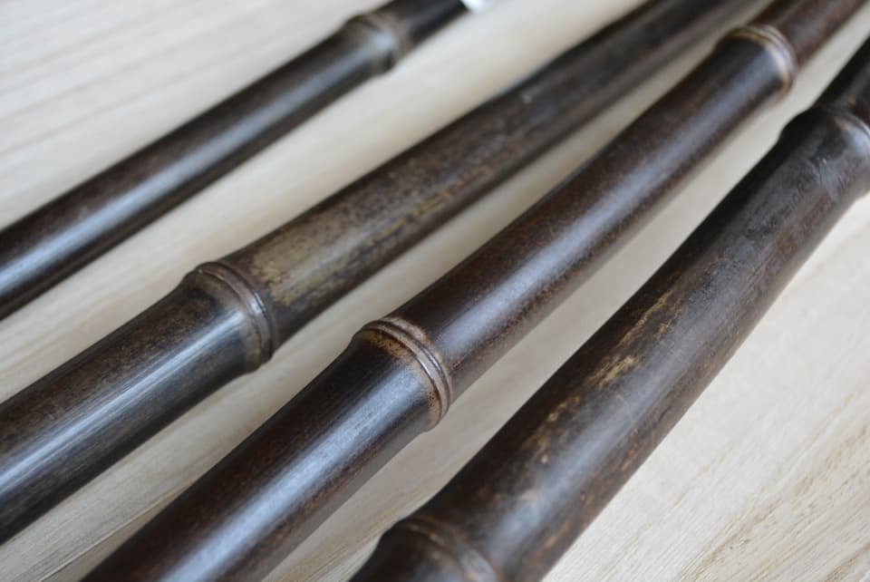 柄には天然の「黒竹」を使用しています。【長柄箒・手箒・荒神箒 (中)・ちりはたき・キセルブラシ】