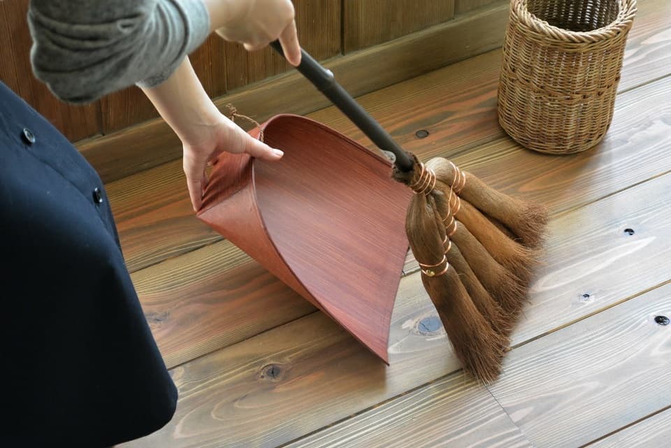 昔ながらのちりとり「はりみ」（白木屋傳兵衛製）は、床に少し押しつけるようにしてお使いください。