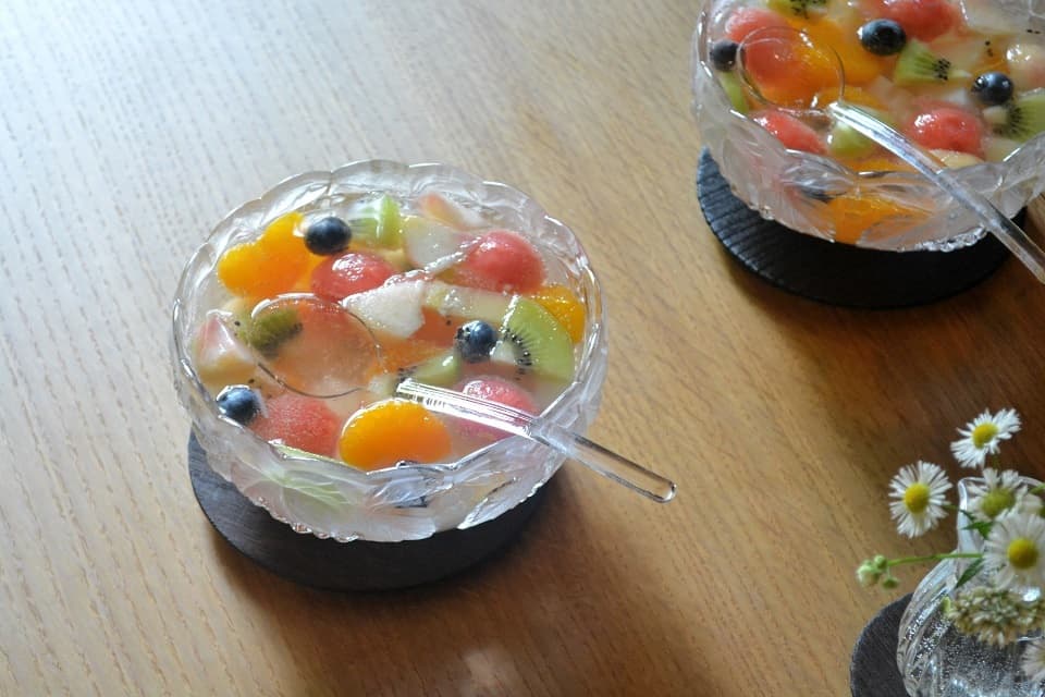 涼しげなフルーツパンチにはガラス製のスプーンがぴったり。深さがあるのでたっぷりすくえます。