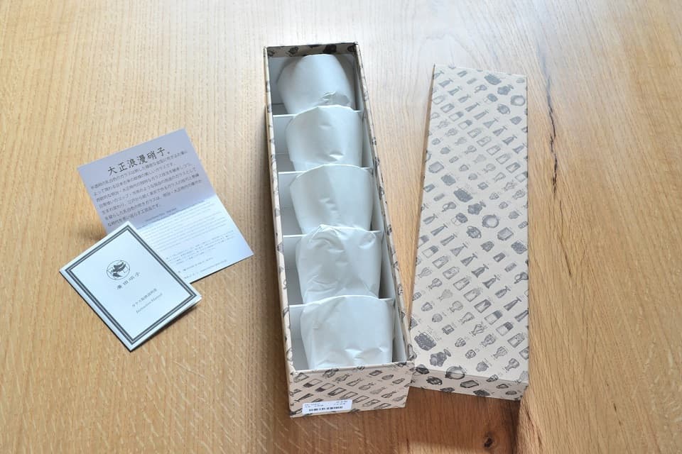 冷茶碗の各柄が一つずつ納められた「五客揃」。贈り物はもちろんシーズンオフにすっきり片付けたい場合にも◎