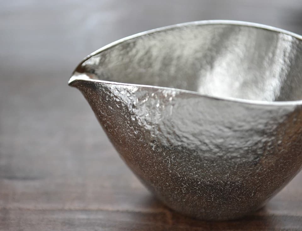 小鳥の様な愛らしい佇まい。注ぎ終わりにしずくが垂れない、使い勝手も申し分ない「ピッチャー」です。