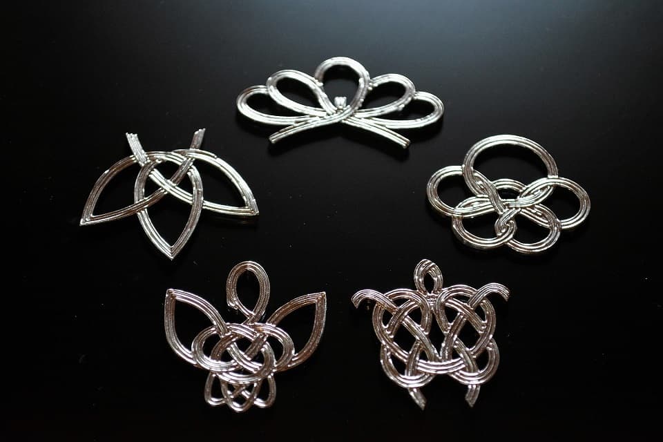 純度100%の錫は柔らかく、手で簡単に曲げられます。お好みの形に曲げてお使いください【箸置き「鶴亀・松竹梅」】