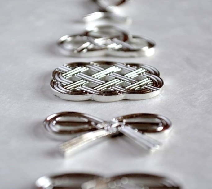 それぞれにおめでたい文様をかたどった箸置き「結び」。日本らしくとてもおめでたい雰囲気に仕上がっています