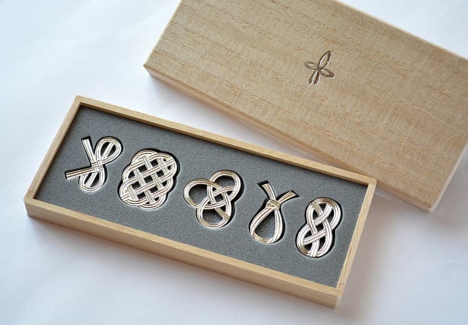 縁起が良い水引の「結び」をモチーフにした箸置き。結婚のお祝いや内祝い、引出物などにもおすすめです。