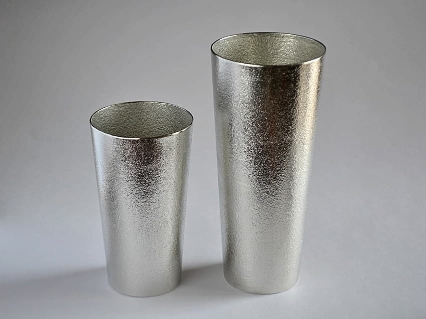 少しザラザラとした鋳肌によって、ビールを注ぐときめ細やかでクリーミーな泡立ちが生まれます【ビアカップ】