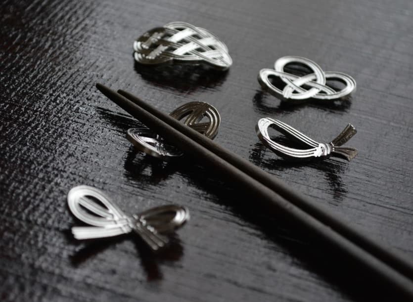 控えめなサイズ感ながらも上品で、さりげなく食卓を彩ってくれます【箸置き「結び」】