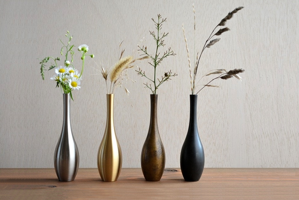 素材の美しさを最大限に引き出した“真鍮製”の一輪挿し。ミニサイズなので本棚の上などにカジュアルに飾れます【そろり】