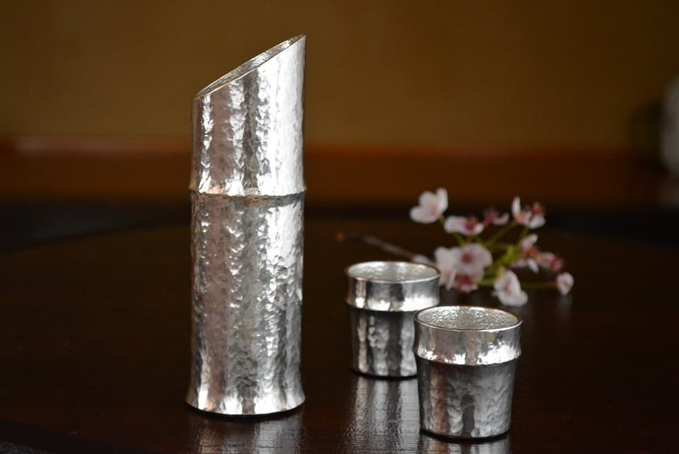 和食に映える華やかな意匠の「竹型酒器セット」。美しい槌目模様は職人が一つひとつ手作業で打ち出しています。